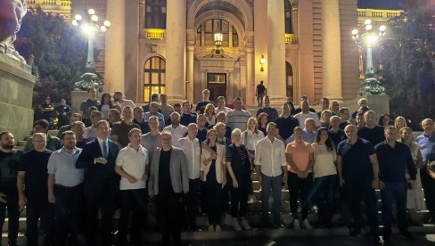 БРАНИЋЕМО СРБИЈУ ОД СВАКОГ ЗЛА КОЈЕ ЈОЈ ПРЕТИ Министарка Месаровић провела вече са грађанима испред Скупштине (ФОТО) БРАНИЋЕМО СРБИЈУ ОД СВАКОГ ЗЛА КОЈЕ ЈОЈ ПРЕТИ Министарка Месаровић провела вече са грађанима испред Скупштине (ФОТО)