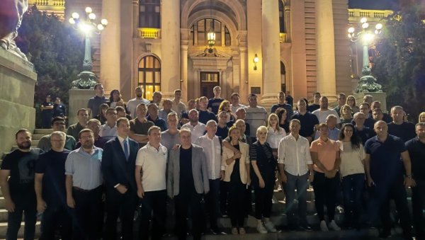 МИНИСТРИ СА НАРОДОМ ИСПРЕД СКУПШТИНЕ: Мали, Селаковић, Месаровић и остали подржавају студенте који хоће да уче