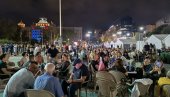 МИНИСТРИ У ВЛАДИ И ПОСЛАНИЦИ СНС: Испред Скупштине са присталицама и грађанима