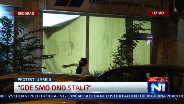 БЛОКАДНИ ТЕРОРИСТИ РАЗБИЛИ ПРОСТОРИЈЕ СНС НА ПАЛИЛУЛИ: Каменују, спаљују и уништавају све сто им се нађе на путу (ВИДЕО) БЛОКАДНИ ТЕРОРИСТИ РАЗБИЛИ ПРОСТОРИЈЕ СНС НА ПАЛИЛУЛИ: Каменују, спаљују и уништавају све сто им се нађе на путу (ВИДЕО)