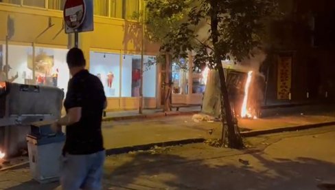 ЧИСТ ФАШИЗАМ БЛОКАДЕРА! Бацали камење, топовске ударе, разбијали и палили - демолиране просторије СНС, нападнута и полиција