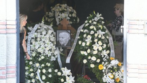 САХРАЊЕН ЛЕГЕНДАРНИ ДЕН ТАНА: На вечни починак испраћен уз хор - огроман број великана му одао последњу почаст! САХРАЊЕН ЛЕГЕНДАРНИ ДЕН ТАНА: На вечни починак испраћен уз хор - огроман број великана му одао последњу почаст!