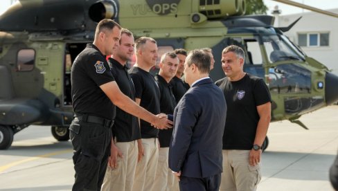 DAČIĆ NA AERODROMU: Dočekao posade Helikopterske jedinice MUP-a iz Crne Gore DAČIĆ NA AERODROMU: Dočekao posade Helikopterske jedinice MUP-a iz Crne Gore