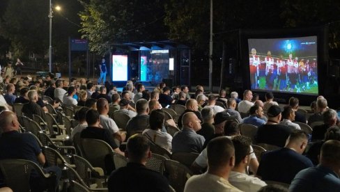 MINISTRI VLADE SRBIJE I PREDSTAVNICI SNS ISPRED SKUPŠTINE: Razgovaraju sa pristalicama i građanima MINISTRI VLADE SRBIJE I PREDSTAVNICI SNS ISPRED SKUPŠTINE: Razgovaraju sa pristalicama i građanima