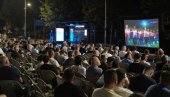 MINISTRI VLADE SRBIJE I PREDSTAVNICI SNS ISPRED SKUPŠTINE: Razgovaraju sa pristalicama i građanima MINISTRI VLADE SRBIJE I PREDSTAVNICI SNS ISPRED SKUPŠTINE: Razgovaraju sa pristalicama i građanima