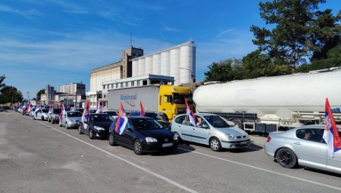 GRAĐANI PROTIV BLOKADA: Kolone vozila krenule iz Šapca i Krupnja ka Loznici (FOTO/VIDEO) GRAĐANI PROTIV BLOKADA: Kolone vozila krenule iz Šapca i Krupnja ka Loznici (FOTO/VIDEO)