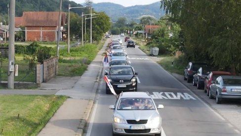 МАЛИ ЗВОРНИК КРЕНУО НА СКУП ПРОТИВ БЛОКАДА: Вијоре се српске тробојке у великој колони возила (ФОТО)