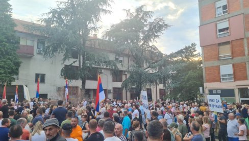 ГРАЂАНИ ПРОТИВ БЛОКАДА: Почела окупљања у градовима широм Србије јер народ жели мир и стабилност (ФОТО/ВИДЕО)