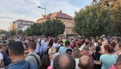 ЗРЕЊАНИНЦИ ПРОТИВ БЛОКАДА: Велики број грађана окупио се у ово граду