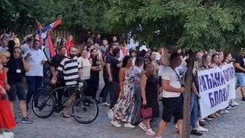 ВРАЊЕ ПОДРЖАЛО СКУП ПРОТИВ БЛОКАДА: Велики број људи изашао на улице (ВИДЕО) ВРАЊЕ ПОДРЖАЛО СКУП ПРОТИВ БЛОКАДА: Велики број људи изашао на улице (ВИДЕО)