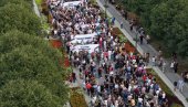 МОЋНЕ СЛИКЕ ИЗ СОМБОРА: Грађани устали против блокада и послали јасне поруке (ФОТО) МОЋНЕ СЛИКЕ ИЗ СОМБОРА: Грађани устали против блокада и послали јасне поруке (ФОТО)