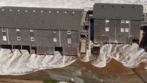УРАГАН У АМЕРИЦИ ДАНАС ДОСТИЖЕ ВРХУНАЦ: Вода носи читаве куће, поплављен ауто-пут (ВИДЕО)