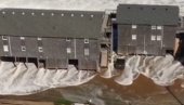 УРАГАН У АМЕРИЦИ ДАНАС ДОСТИЖЕ ВРХУНАЦ: Вода носи читаве куће, поплављен ауто-пут (ВИДЕО)
