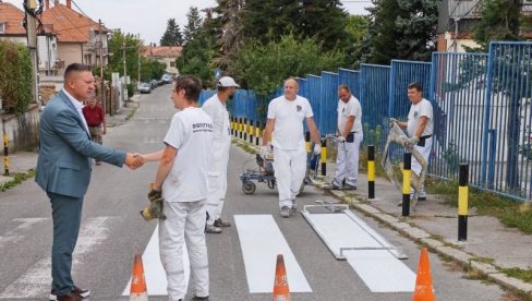 OSVEŽEN PEŠAČKI PRELAZ: Obnova saobraćajne signalizacije na Zvezdari OSVEŽEN PEŠAČKI PRELAZ: Obnova saobraćajne signalizacije na Zvezdari