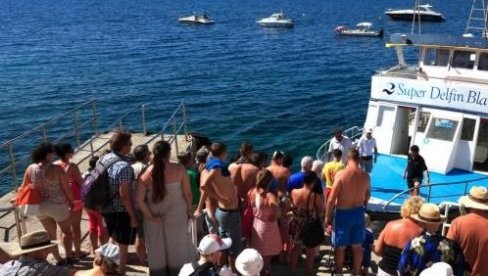 АЛАРМ НА ПЛАЖИ У ШПАНИЈИ: Завладала општа паника, туристима забрањено купање (ВИДЕО)