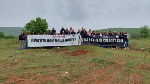 PUNIH 27 GODINA NI TRAGA O ĐURI I RANKU: Na mestu gde su poslednji put viđeni obeležena godišnjica otmice dvojice novinara Radio Prištine