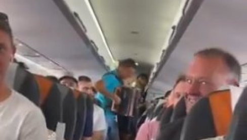 HARMONIKA U AVIONU ZA LUKU DONČIĆA! Oduševljenje zbog scene tokom leta iz LJubljane za Beograd (VIDEO)