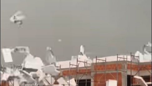 HAOS U HRVATSKOJ: Jako nevreme pogodilo Slavoniju, drveće padalo preko ulica, mnoga domaćinstva bez struje HAOS U HRVATSKOJ: Jako nevreme pogodilo Slavoniju, drveće padalo preko ulica, mnoga domaćinstva bez struje