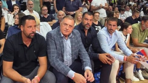 NEKOLICINA USTAŠKE MLADEŽI ZVIŽDALA DODIKU NA UTAKMICI: Podržavaju Piculu i ukidanje Republike Srpske, mrze sve što je srpsko! NEKOLICINA USTAŠKE MLADEŽI ZVIŽDALA DODIKU NA UTAKMICI: Podržavaju Piculu i ukidanje Republike Srpske, mrze sve što je srpsko!