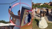 LETEĆA MLADA! Neviđeno dosad - spust sa balkona među goste u Hrvatskoj (FOTO)
