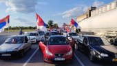 GRAĐANI PROTIV BLOKADA: Vijore se trobojke - narod ustao za normalan život (VIDEO) GRAĐANI PROTIV BLOKADA: Vijore se trobojke - narod ustao za normalan život (VIDEO)