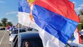 VIJORE SE TROBOJKE U KOLONI AUTOMOBILA: Građani Šapca krenuli u Vladimirce na skup protiv blokada (VIDEO) VIJORE SE TROBOJKE U KOLONI AUTOMOBILA: Građani Šapca krenuli u Vladimirce na skup protiv blokada (VIDEO)