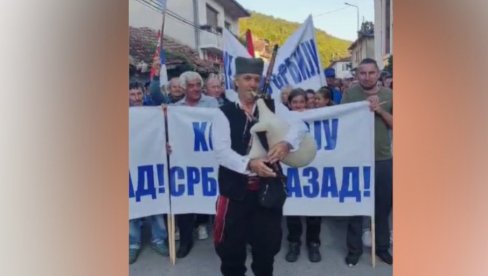 ГАЈДЕ НА СКУПУ ПРОТИВ БЛОКАДА: Устало је Трговиште (ВИДЕО) ГАЈДЕ НА СКУПУ ПРОТИВ БЛОКАДА: Устало је Трговиште (ВИДЕО)