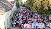 GRAĐANI PROTIV BLOKADA: Vijore se trobojke - narod ustao za normalan život (VIDEO)