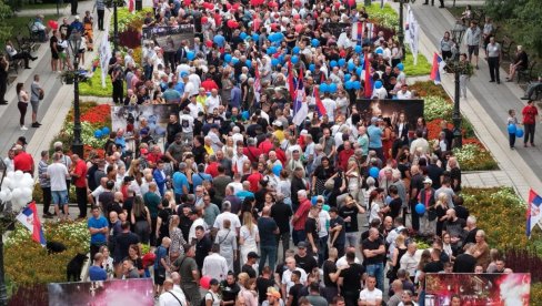 СОМБОР ВЕЛИЧАНСТВЕН: Грађани масовно устали против блокада (ФОТО) СОМБОР ВЕЛИЧАНСТВЕН: Грађани масовно устали против блокада (ФОТО)