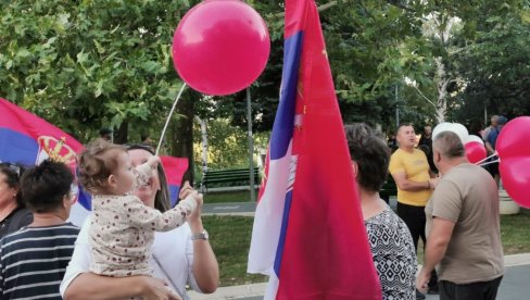НАЈЛЕПША СЛИКА НА ПРОТЕСТУ ПРОТИВ БЛОКАДА: Србија је показала своје право лице (ФОТО)