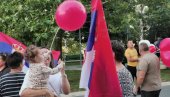 НАЈЛЕПША СЛИКА НА ПРОТЕСТУ ПРОТИВ БЛОКАДА: Србија је показала своје право лице (ФОТО)
