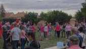 КОЛО НА СКУПУ У ЧОКИ ПРОТИВ БЛОКАДА: Мештани показали како изгледа пристојна Србија КОЛО НА СКУПУ У ЧОКИ ПРОТИВ БЛОКАДА: Мештани показали како изгледа пристојна Србија