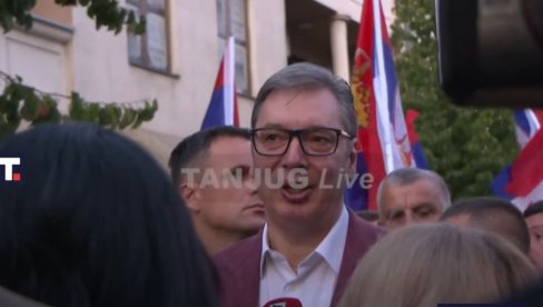 ВУЧИЋ ДОШАО У УБ ДА ПОЗДРАВИ ГРАЂАНЕ (ВИДЕО)