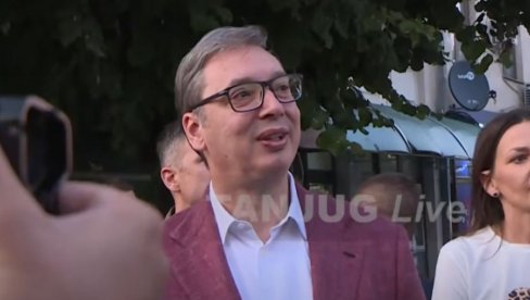 VUČIĆ DOŠAO U UB DA POZDRAVI GRAĐANE (VIDEO) VUČIĆ DOŠAO U UB DA POZDRAVI GRAĐANE (VIDEO)