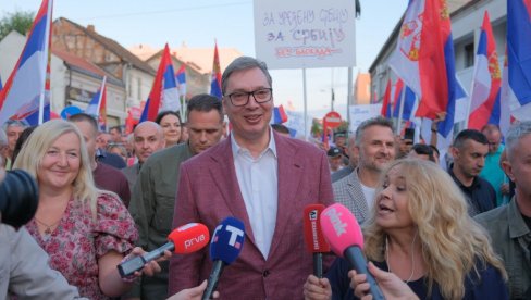 ВУЧИЋ У УБУ СА ГРАЂАНИМА НА СКУПУ ПРОТИВ БЛОКАДА (ВИДЕО)