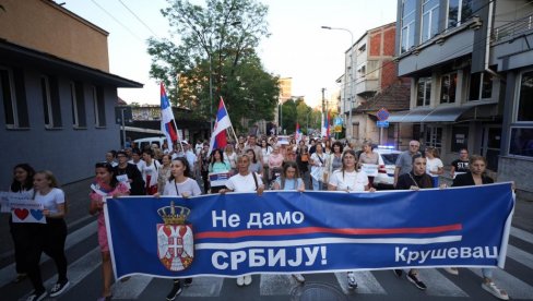 ДОСТА ЈЕ БЛОКАДА, ХОЋЕМО ДА ЖИВИМО: Братислав Гашић са још четири хиљаде Крушевљана подржао пристојну Србију