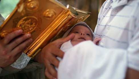 КАД МАЈКА НЕ СМЕ ДА ПРИСУСТВУЈЕ КРШТЕЊУ ДЕТЕТА: Мало ко зна да овај свечани чин прате бројна правила и обичаји КАД МАЈКА НЕ СМЕ ДА ПРИСУСТВУЈЕ КРШТЕЊУ ДЕТЕТА: Мало ко зна да овај свечани чин прате бројна правила и обичаји