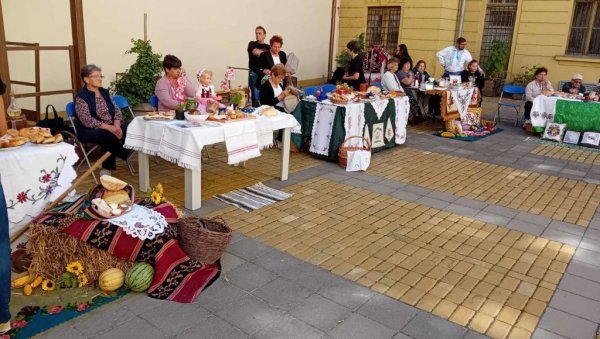 РИНФЛАЈШ, ЖУТА СУПА И ДОМАЋЕ КИФЛИЦЕ: Традиционални Банатски фестивал нематеријалног културног наслеђа РИНФЛАЈШ, ЖУТА СУПА И ДОМАЋЕ КИФЛИЦЕ: Традиционални Банатски фестивал нематеријалног културног наслеђа