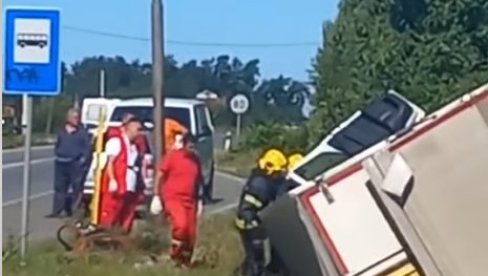 ЛАКШЕ ПОВРЕЂЕН СТРАНАЦ У САОБРАЋАЈНОЈ НЕЗГОДИ У СМЕДЕРЕВУ: Удес камиона и аутомобила на Коларској петљи ЛАКШЕ ПОВРЕЂЕН СТРАНАЦ У САОБРАЋАЈНОЈ НЕЗГОДИ У СМЕДЕРЕВУ: Удес камиона и аутомобила на Коларској петљи
