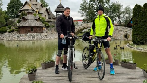 ХУМАНИТАРНА ВОЖЊА БИЦИКЛОМ ДО КОСОВА И МЕТОХИЈЕ: Марко Николић и Срђан Величковић за децу оболелу од рака (ФОТО) ХУМАНИТАРНА ВОЖЊА БИЦИКЛОМ ДО КОСОВА И МЕТОХИЈЕ: Марко Николић и Срђан Величковић за децу оболелу од рака (ФОТО)