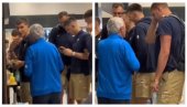 RAZREDNI DOK VODI MATURSKU EKSKURZIJU Hit snimak naših košarkaša sa aerodroma - Sa Karijem u redu za kafu, komentari pljušte (VIDEO)