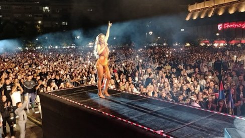 НОЋАС ЈЕ ГОРЕО БАЛКАН: Теа Таировић спектакуларним концертом отворила 35. Роштиљијаду у Лесковцу (ФОТО) НОЋАС ЈЕ ГОРЕО БАЛКАН: Теа Таировић спектакуларним концертом отворила 35. Роштиљијаду у Лесковцу (ФОТО)