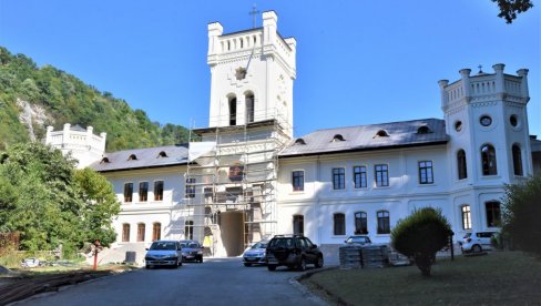 ТИСМАНА, НАЈСТАРИЈИ МАНАСТИРУ У РУМУНИЈИ, ЗАДУЖБИНА ЈЕ СРБИНА НИКОДИМА ХИЛАНДАРЦА: Ћирилица подунавског Светог Саве ишчезава са фресака