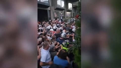 ИСЛАМИСТИ ПРЕСРЕЋНИ ЗБОГ НАСИЉА БЛОКАДЕРА НАД ПОЛИЦИЈОМ! Поручују: Ускоро држава Војводина! (ВИДЕО) ИСЛАМИСТИ ПРЕСРЕЋНИ ЗБОГ НАСИЉА БЛОКАДЕРА НАД ПОЛИЦИЈОМ! Поручују: Ускоро држава Војводина! (ВИДЕО)
