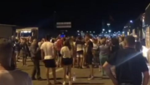 СРБИ НАПРАВИЛИ ЛОМ У ПРЕШЕВУ Све је снимљено: Еј Шеки, Шеки... да се убије време изгубљено у чекању на граници (ВИДЕО) СРБИ НАПРАВИЛИ ЛОМ У ПРЕШЕВУ Све је снимљено: Еј Шеки, Шеки... да се убије време изгубљено у чекању на граници (ВИДЕО)