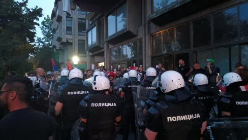 УХАПШЕН БЛОКАДЕР У НОВОМ САДУ: Ударао полицију песницама испред Филозофског факултета УХАПШЕН БЛОКАДЕР У НОВОМ САДУ: Ударао полицију песницама испред Филозофског факултета