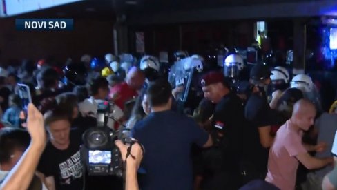 ТЕРОРИСТИ БАЦАЈУ ТОПОВСКЕ УДАРЕ НА ПОЛИЦИЈУ: Блокадери силеџије праве хаос у Новом Саду