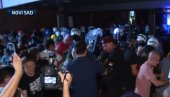 ТЕРОРИСТИ ОТИМАЈУ ПОЛИЦАЈЦИМА ШТИТОВЕ: Блокадери силеџије праве хаос у Новом Саду