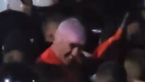 БАЧУЛОВ ОПЕТ ПРЕДВОДИ НАПАД НА ПОЛИЦИЈУ: У првим редовима са блокадерима, бачен и топовски удар (ВИДЕО) БАЧУЛОВ ОПЕТ ПРЕДВОДИ НАПАД НА ПОЛИЦИЈУ: У првим редовима са блокадерима, бачен и топовски удар (ВИДЕО)