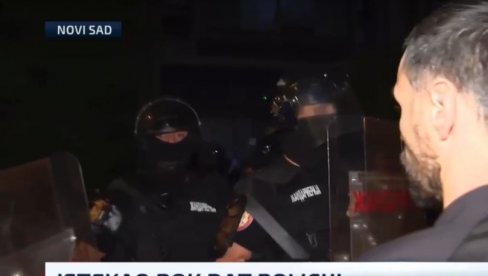 БЛОКАДЕРИ У НОВОМ САДУ ПРЕТЕ ДА ЋЕ ЛИНЧОВАТИ ДЕЦУ ПОЛИЦАЈЦА: Знаћемо вам жене и децу, видећете како ће да прођу (ВИДЕО) БЛОКАДЕРИ У НОВОМ САДУ ПРЕТЕ ДА ЋЕ ЛИНЧОВАТИ ДЕЦУ ПОЛИЦАЈЦА: Знаћемо вам жене и децу, видећете како ће да прођу (ВИДЕО)